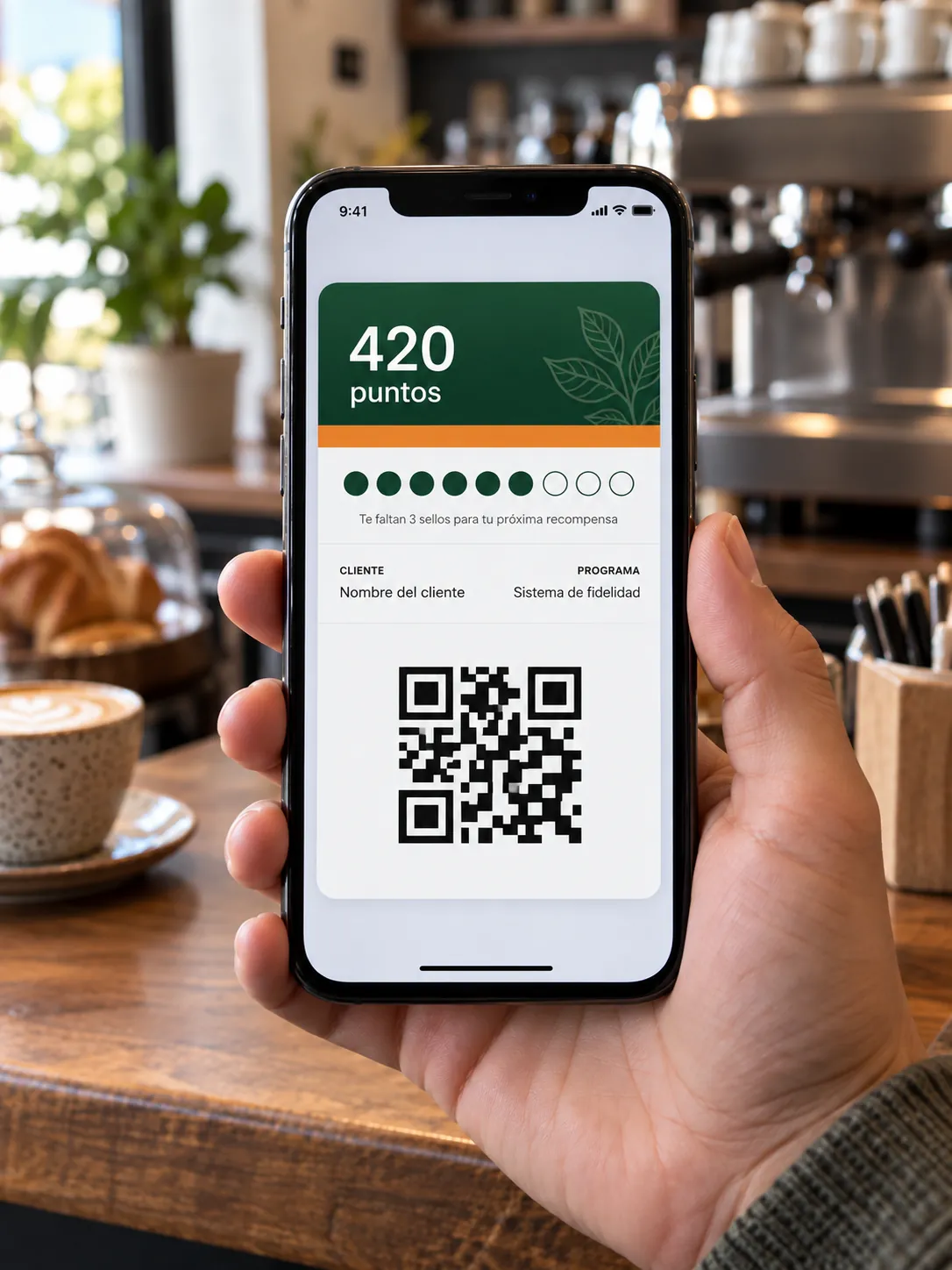 Cliente consultando su tarjeta de Puntus en el wallet de su teléfono, en el mostrador de una cafetería